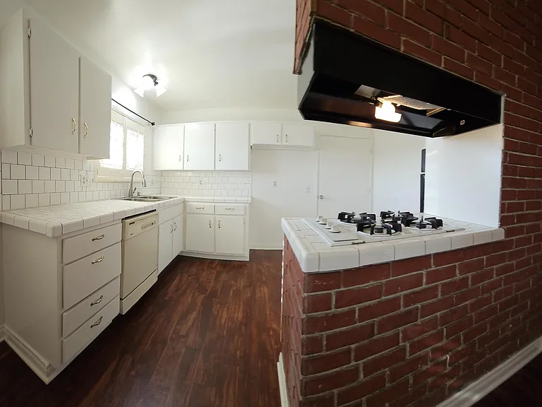 2272 Toluca Dr — Photo 11