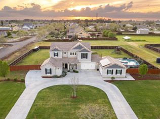 3887 N Condor Ct, Sanger, CA 93657