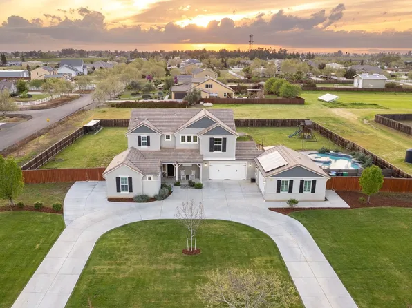 3887 N Condor Ct, Sanger, CA 93657