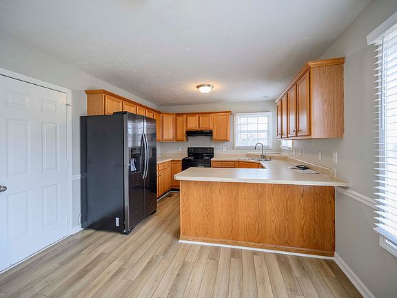 5th image of 303 Acorn Ct