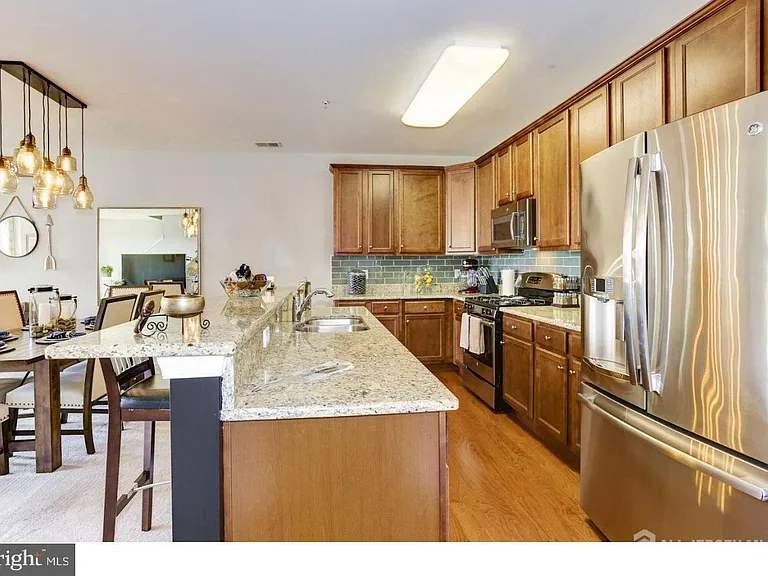 319 E Kramer Ct — Photo 8