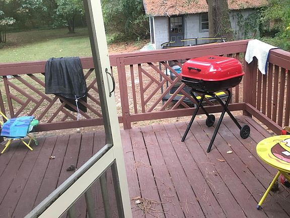 6 step deck leads to kitchen