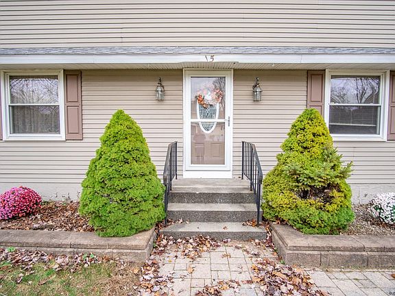 3rd image of 15 Cambridge Dr