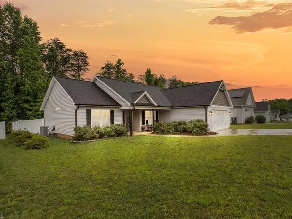111 Brooke Ridge Dr, Thomasville, NC 27360