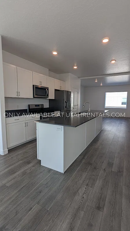 4 bed, 3.0 bath, 2006 sqft, $2,100 — Photo 1