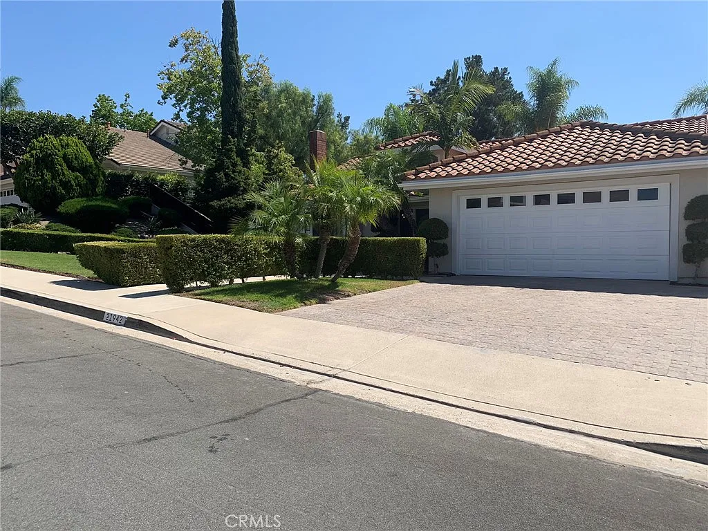 3 bed, 1701 sqft, $5,900 — Photo 2