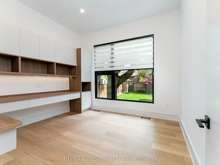 510 Wellington Cres — Photo 16