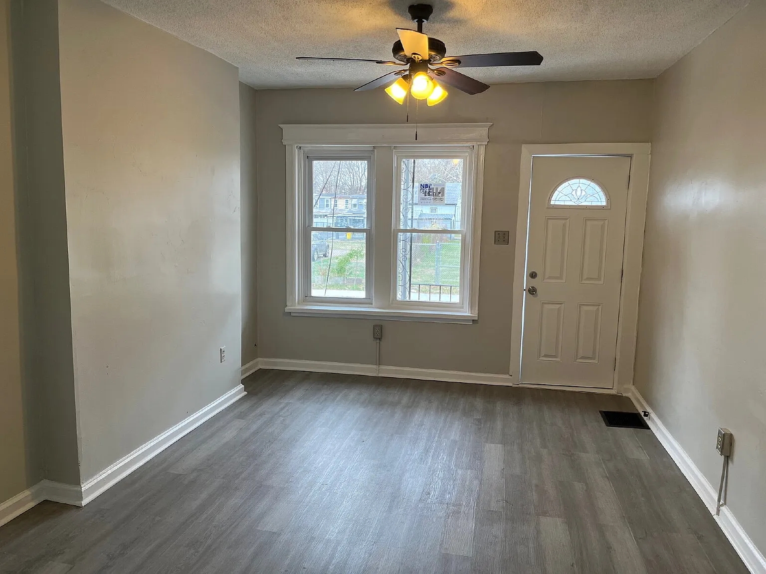 3 bed, 1.0 bath, 1118 sqft, $2,080 — Photo 2