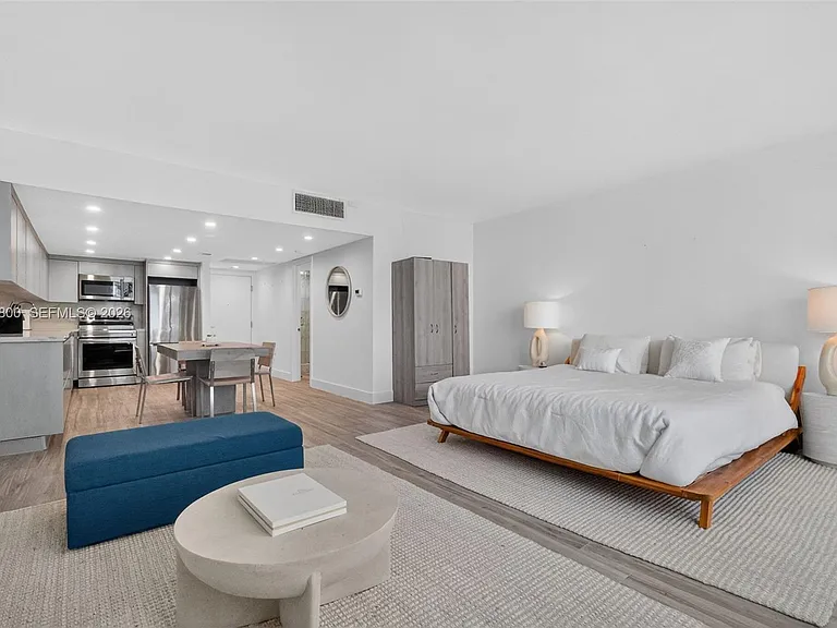 2301 Collins Ave #943 — Photo 2