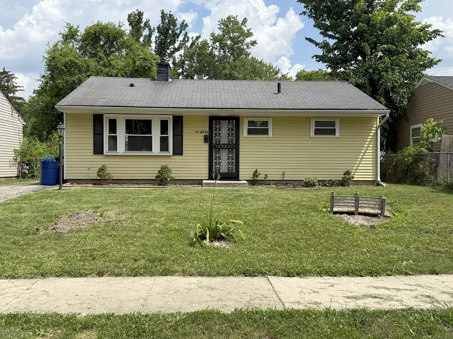 1052 Duxberry Ave photo 1