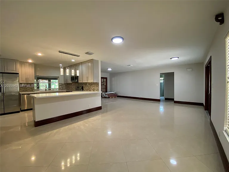 490 Bonaventure Blvd — Photo 2