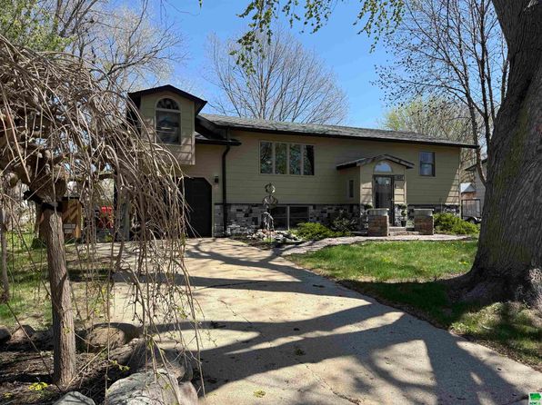 1027 Rice Dr, Vermillion, SD 57069
