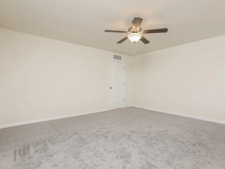 Lincoln Oaks — Photo 22