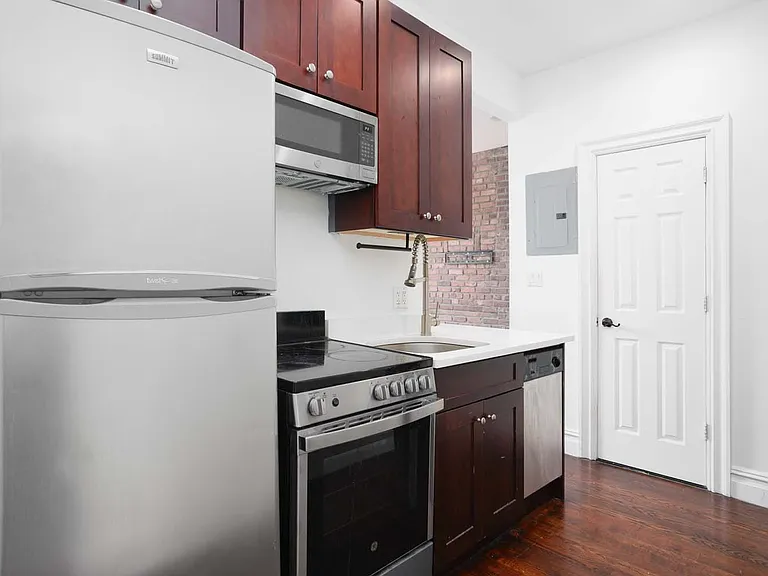 333 E 9th St #8 — Photo 2