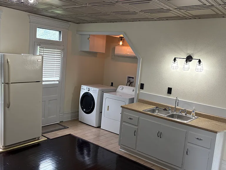 906 Main St — Photo 11