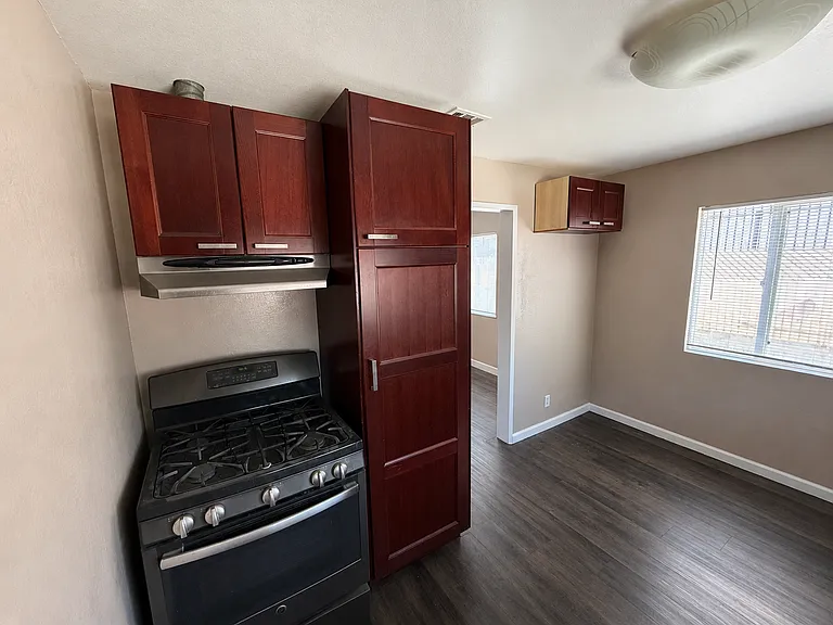 11203 Roswell Ave — Photo 6