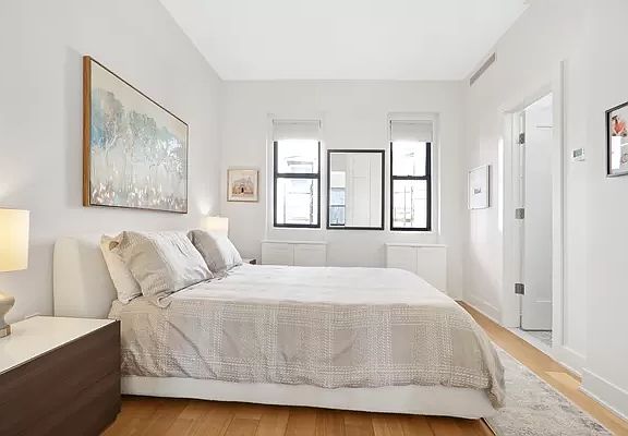 4th image of 102 W 75th St #76A