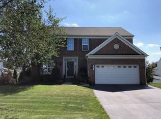 8682 Pathfinder Rd, Breinigsville, PA 18031