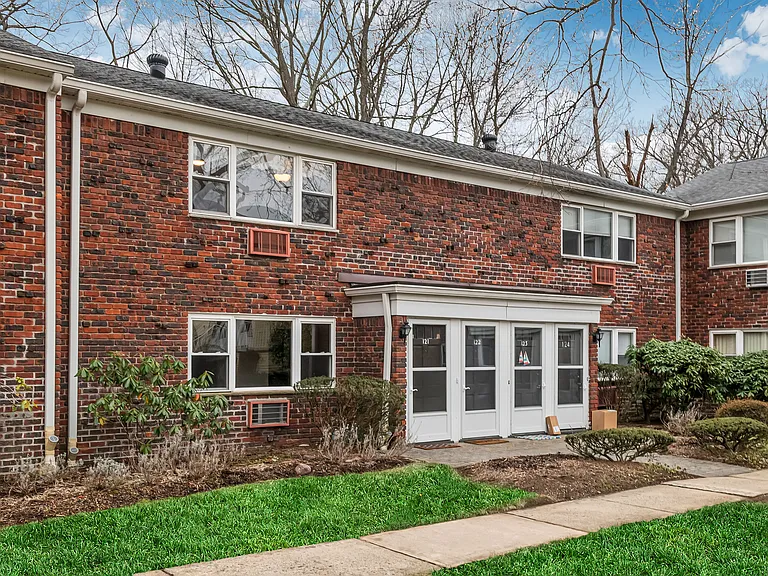 121 Regency Park — Photo 1