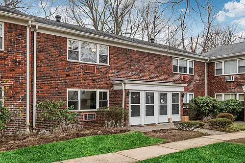121 Regency Park Photo 1