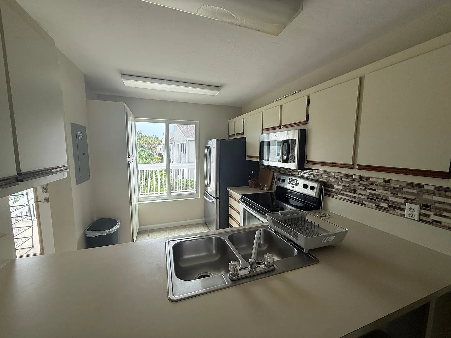Family Friendly 3 Bedroom Townhome Style Condo in Quiet Island Area-Available December 1-2026 — Photo 3