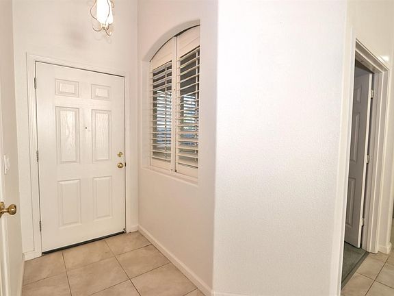4th image of 8 Tuscany Ct