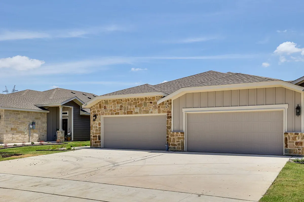 Building Photo - 652 Blackland Dr