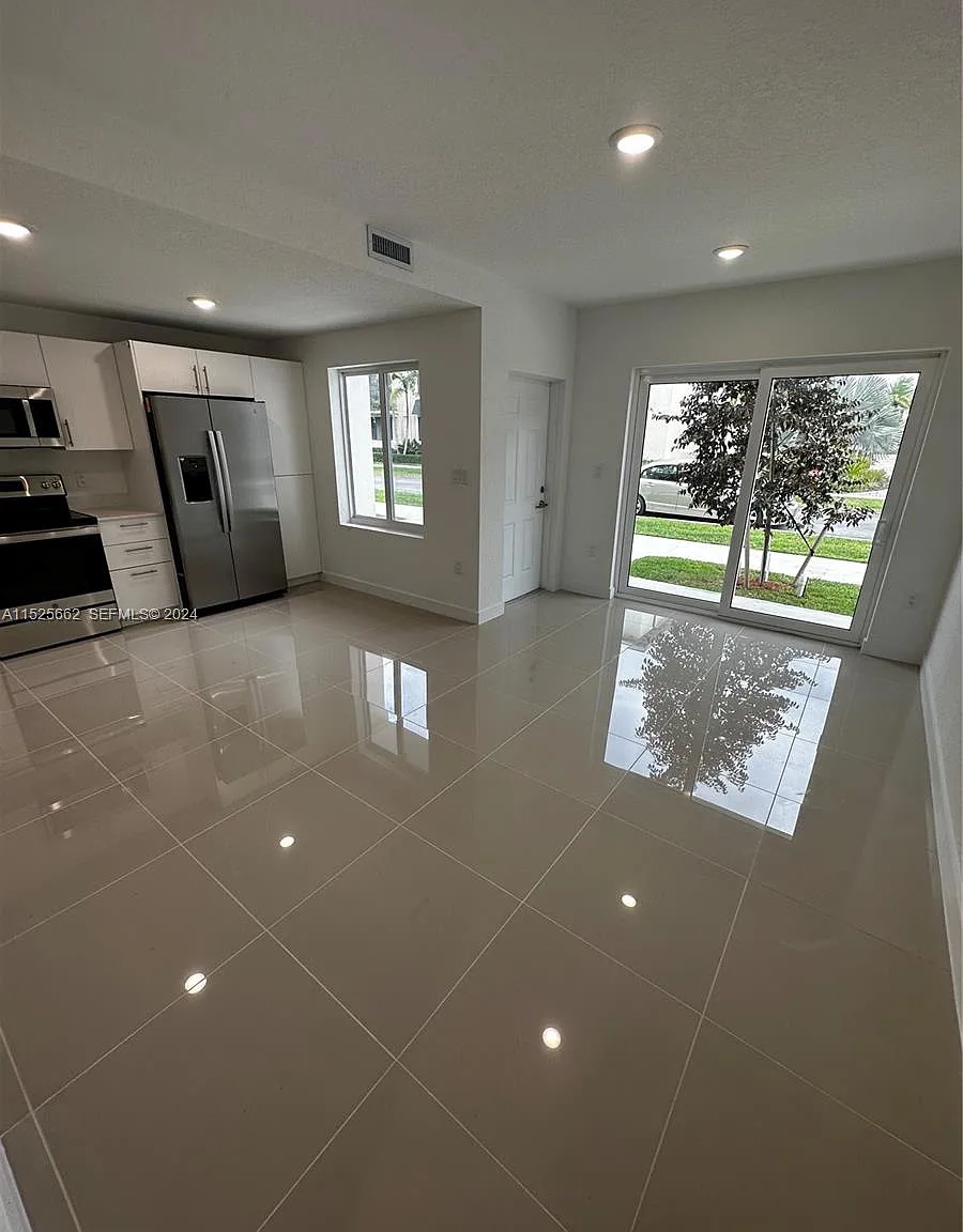 4 bed, 3.5 bath, 1398 sqft, $2,900 — Photo 4