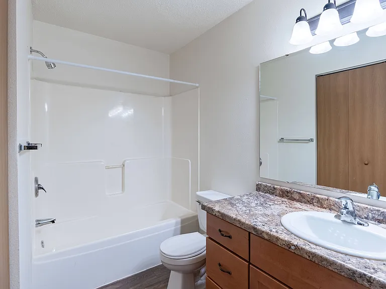 Fargo, ND Country Edge Apartments | 21C | Bathroom