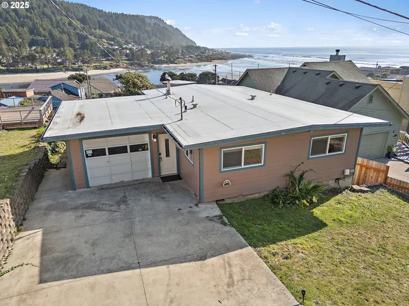 244 E 3rd St, Yachats, OR 97498