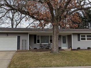 1116 N Oakwood Dr, McHenry, IL 60050