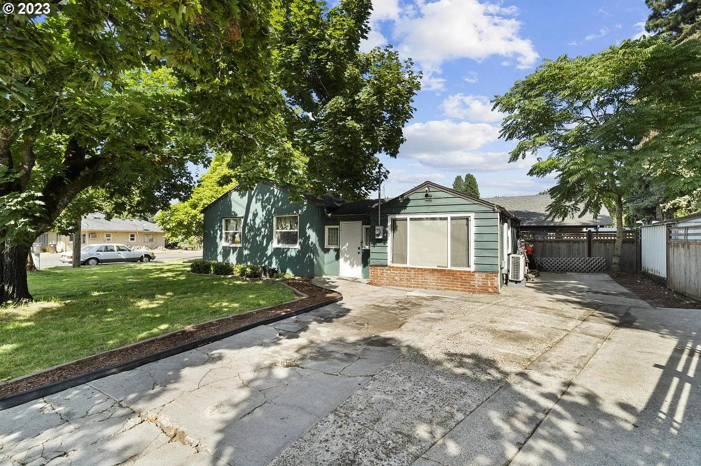 3Bd/1Ba Mid Century Home In Canby~ A/C, 2 Additional Storage, and Spacious Yard — Photo 4
