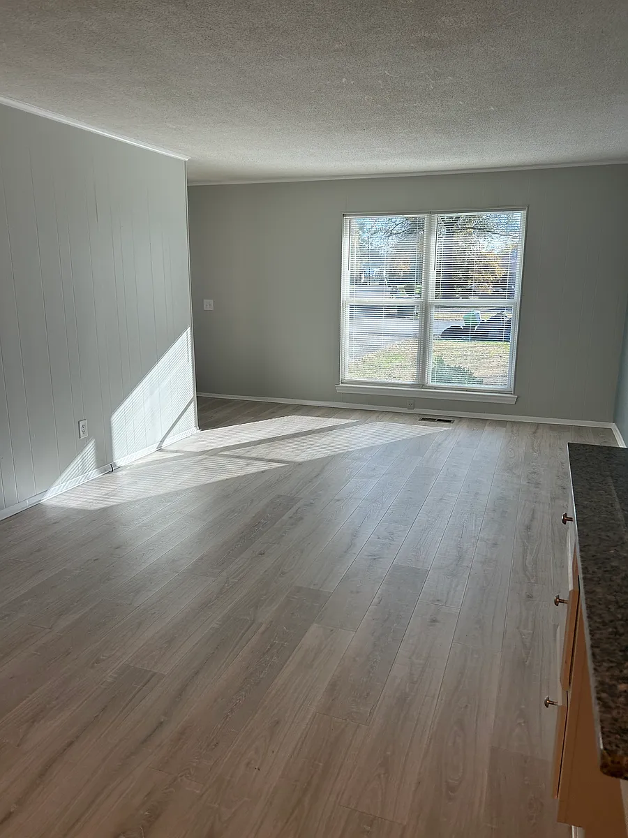 Building Photo - 33 Phillips Dr #B