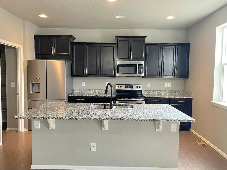 1140 W 170th Ave — Photo 2