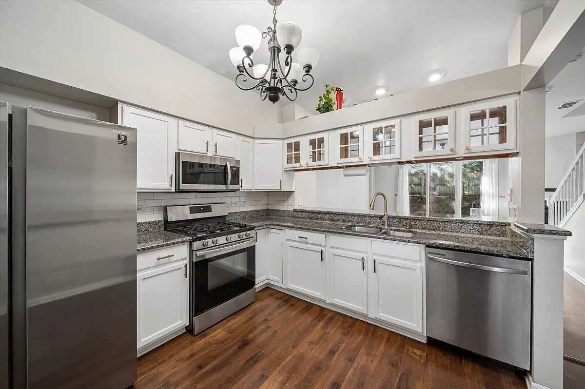 2 bed, 1.5 bath, 1216 sqft, $2,400 — Photo 3