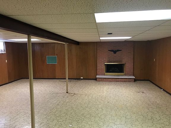 Finished bsmt w/ fireplace 