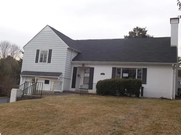 20 Woodland Dr, Staunton, VA 24401