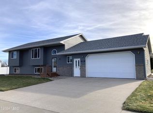 808 19th Ave NE, Watertown, SD 57201