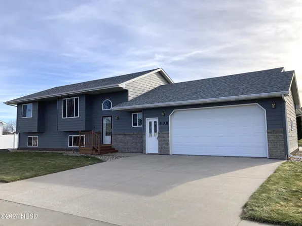 808 19th Ave NE, Watertown, SD 57201