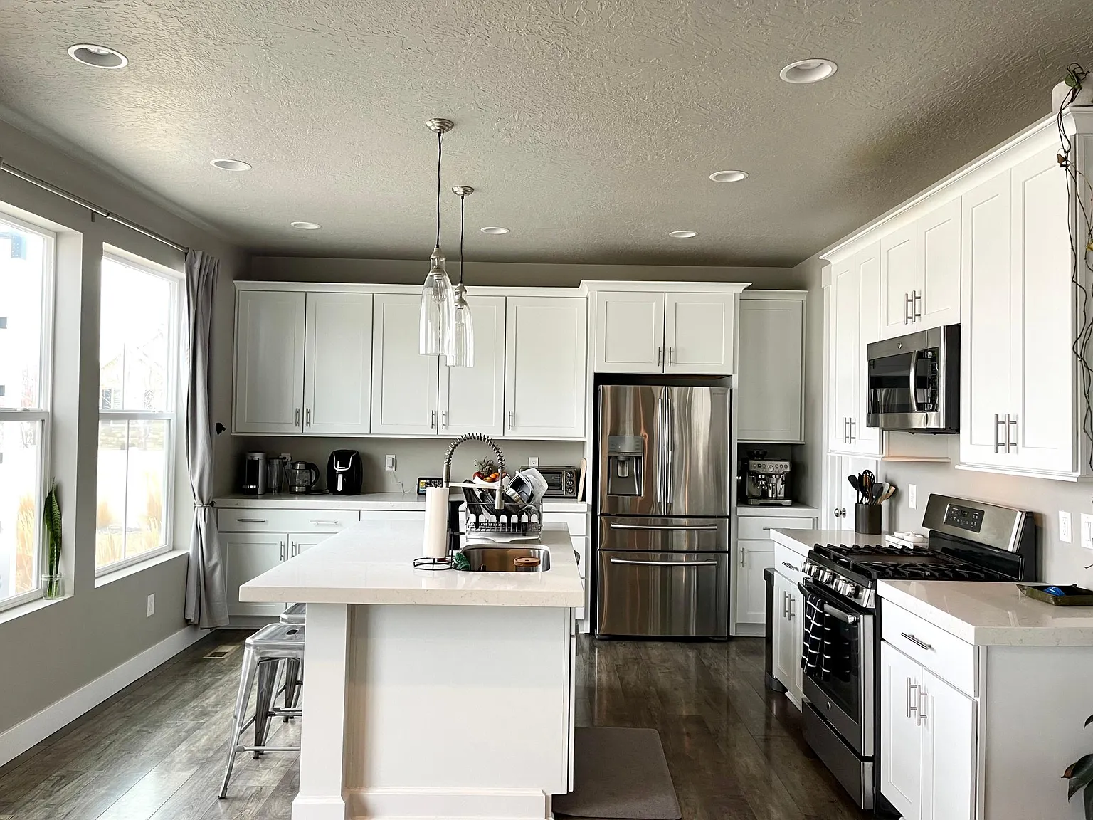 3 bed, 2.5 bath, 3200 sqft, $3,600 — Photo 4