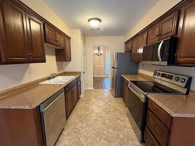 3 bed, 2.0 bath, 1408 sqft, $1,800 — Photo 3
