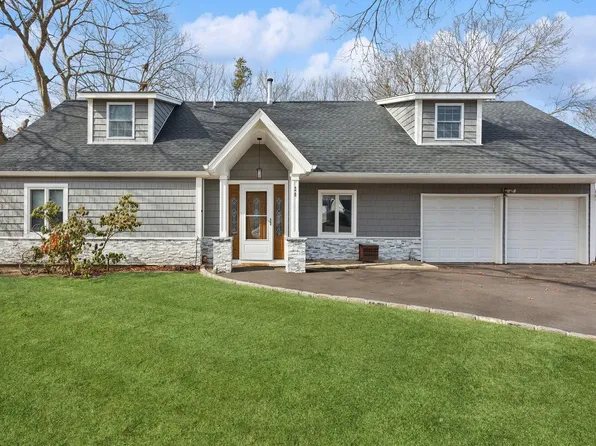 20 Hackberry Lane, Holbrook, NY 11741