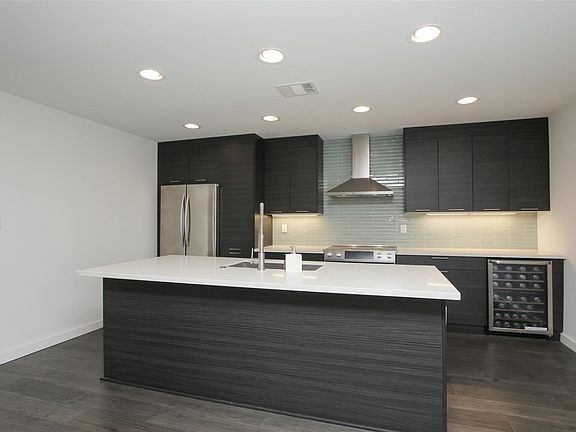2nd image of 1410 Hyde Park Blvd #108