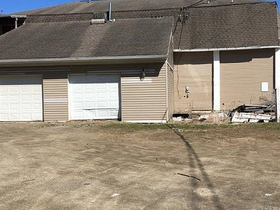 2nd image of 1018 Lake St