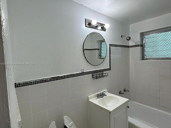 3rd image of 761 Euclid Ave #3