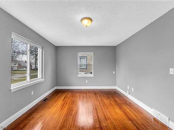 4th image of 27195 Oriole Ave