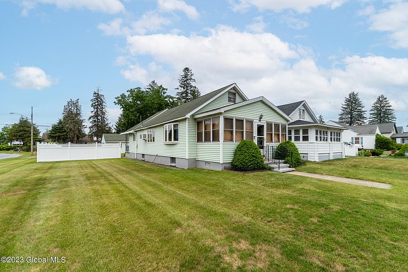 2nd image of 2121 Oaklawn Avenue