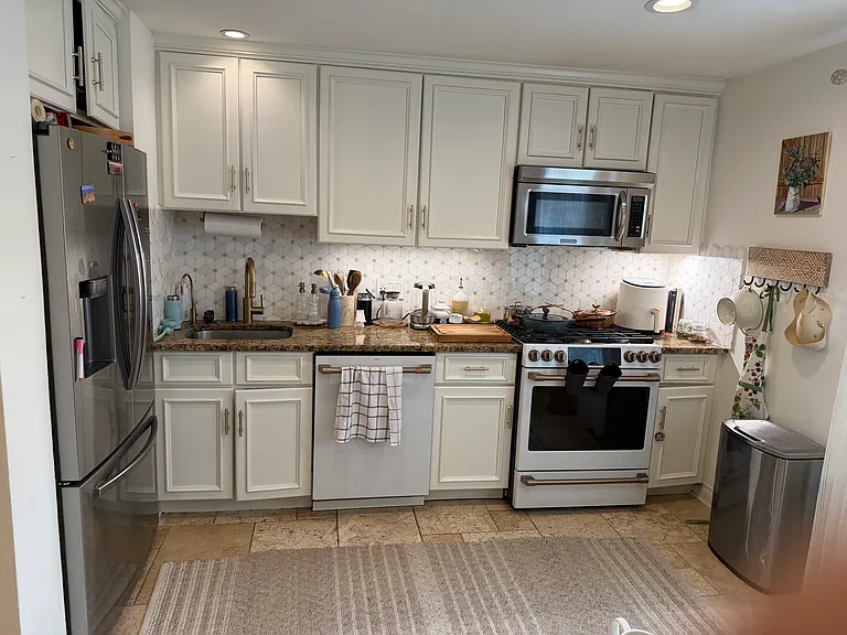 73 New England Ave — Photo 2