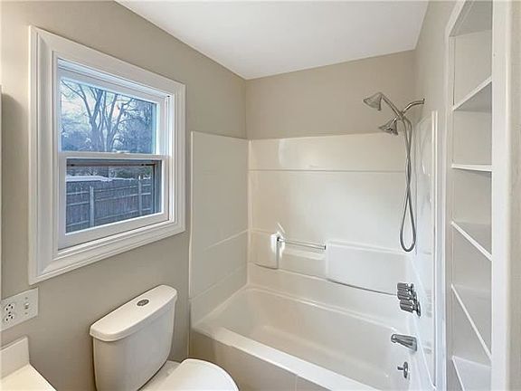 4th image of 905 NE Lindberg Dr