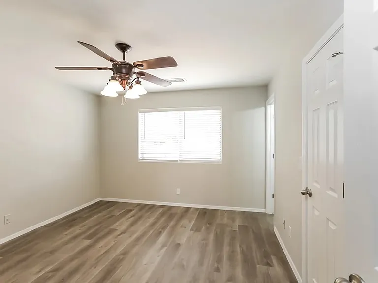 407 E Fremont Dr — Photo 4